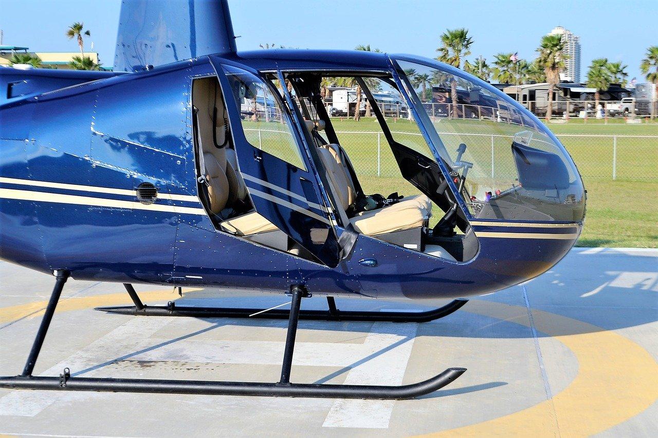 h&eacute;licopt&egrave;re sur son h&eacute;liport